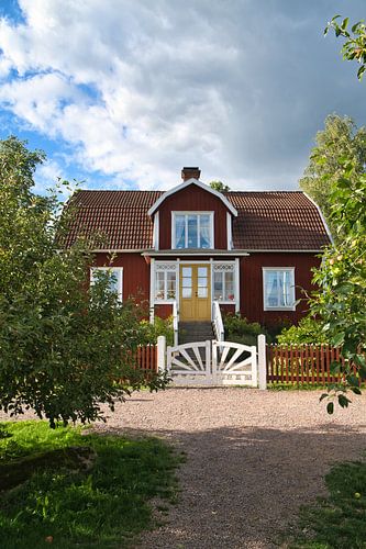 Traditioneel Zweeds rood huis in Smaland. Omringd door een rood hek. Zweden