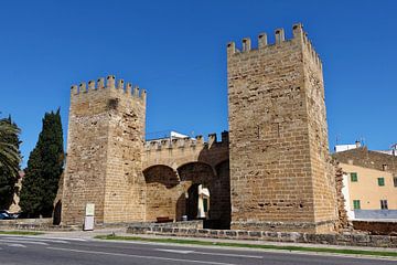 Alcúdia, Porta de Sant Sebastià (Mallorca) van Peter Balan