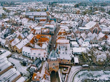 Luchtfoto Dijkpoort Hattem tijdens een koude winterochtend van Sjoerd van der Wal Fotografie