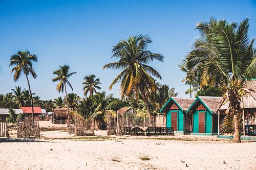 Tropisch dorpje aan het strand nabij Morondava, Madagascar