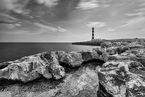 Leuchtturm Far Cap Artroutx auf Menorca in schwarz-weiss.