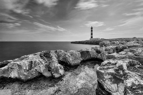 Vuurtoren Far Cap Artroutx op Menorca in zwart-wit.