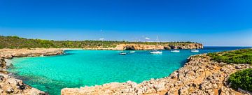 Panorama uitzicht op Cala Varques, schilderachtig baai strand op Mallorca van Alex Winter