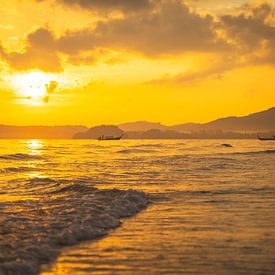 Zonsondergang, Aon Nang beach in Thailand. van Lennert Degelin