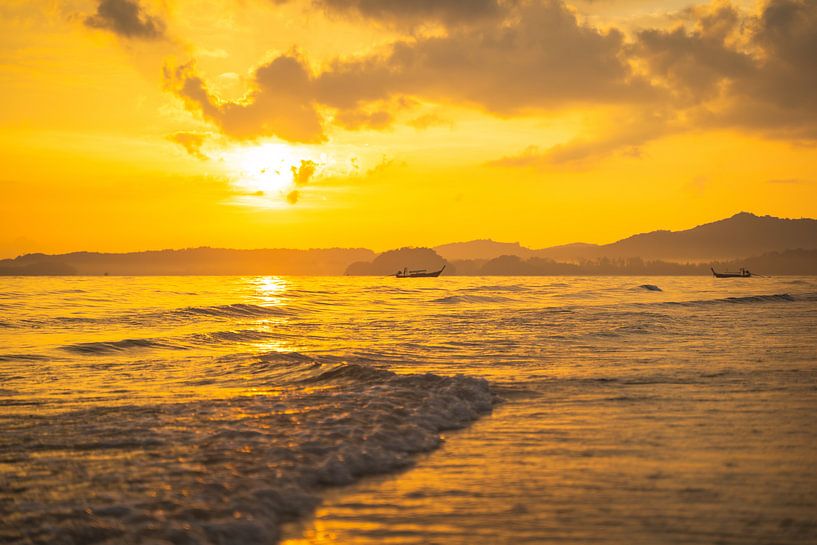 Schöner Sonnenuntergang am Strand von Aon Nang in Thailand. von Lennert Degelin