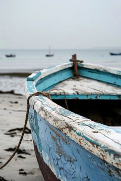 Verweerde boot op het strand van Poster Art Shop