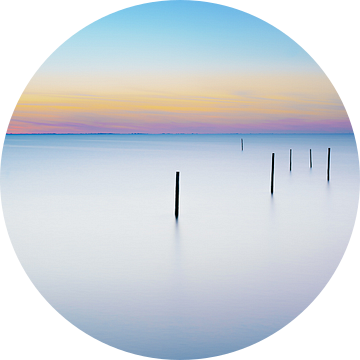 Markermeer bij prachtige pastel gekleurde zonsondergang