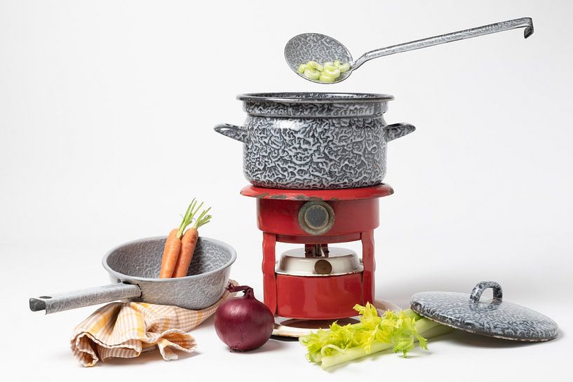 Stilleven / Vintage pan op rood petroleumstel met groente van Photography art by Sacha