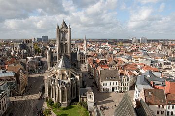 Het Emile Braunplein ligt in het hart van de stad Gent met zicht op de Sint Niklaaskerk van W J Kok