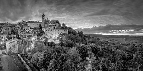 Montepulciano in het mooie avondlicht in zwart-wit