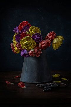 La puissance des fleurs dans l'obscurité ! Fleurs dans un vase sur fond sombre sur Marga Goudsbloem