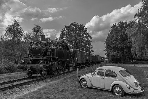 Oltimer treffen tussen stoomtrein en VW Kever