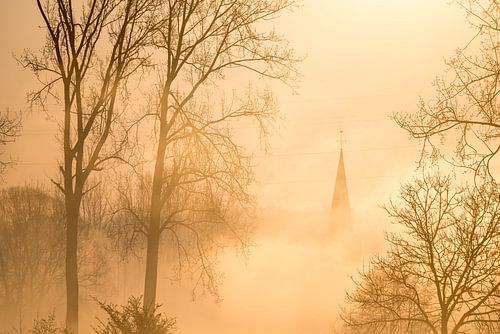 Nebel über dem Wasser mit Blick auf die Kirche