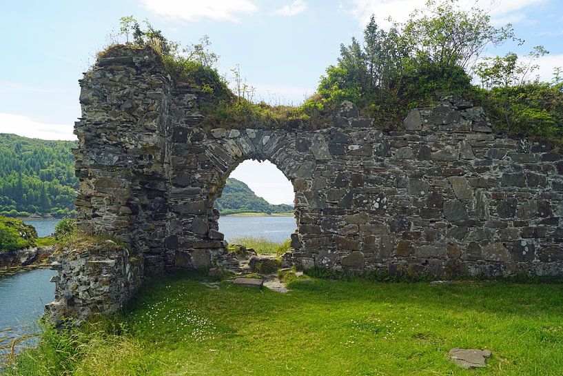 Strome Castle is de ruïne van een laaglandkasteel aan de oever van Loch Carron in Stromemore van Babetts Bildergalerie