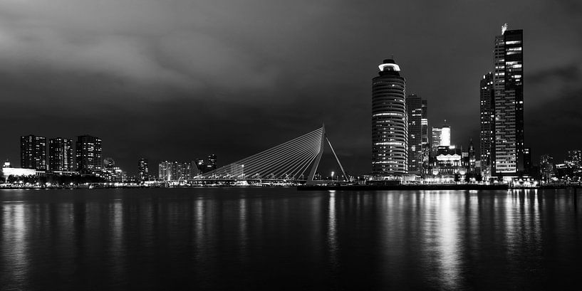 Rotterdam bei Nacht, Panorama schwarz / weiß von Maurice Verschuur