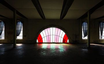 Fenster in der stillgelegten Schokoladenfabrik Rosmeulen. von Roman Robroek – Fotos verlassener Gebäude