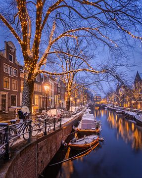 Amsterdamse grachten in de sneeuw | Spiegelgracht in de avond |  Cityscape van Marijn Alons