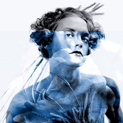 Vrouw in gebloemde huidjurk