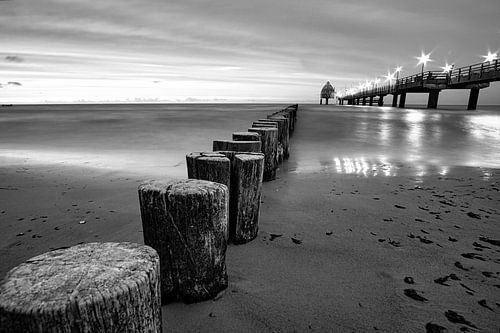De pier in Zingst aan de Oostzee, met een lange belichting in zwart-wit. Een attractie aan zee in de