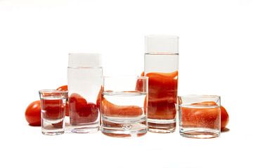 Tomaten met glas en water