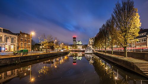 Nachtopname van de stadsgracht van Leeuwarden