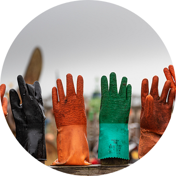 Handschoenen op een hek in Texel van Erik van 't Hof