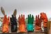 Handschoenen op een hek in Texel van Erik van 't Hof
