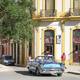 Oldtimer in de straten van Habana Vieja van Anouk Hol