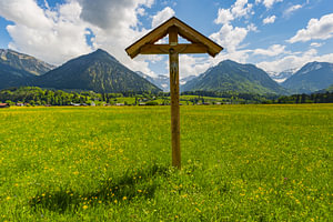 Feldkreuz mit Christusfigur, Lorettowiesen bei Oberstdorf