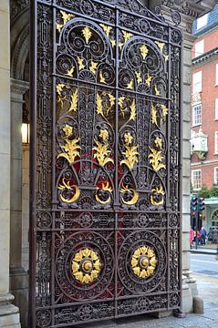 Indrukwekkende poort naar Burlington House van Frank's Awesome Travels