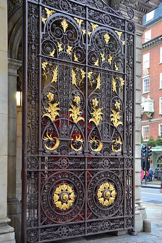 Indrukwekkende poort naar Burlington House