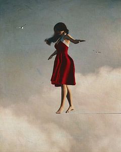 Mädchen wandernd in den Wolken über uns