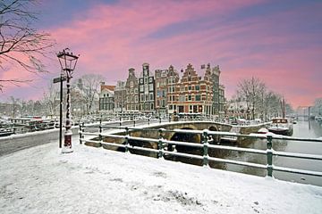 Schneebedecktes Amsterdam im Jordaan in den Niederlanden im Winter bei Sonnenuntergang von Eye on You