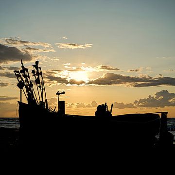 Fischerboot bei Sonnenuntergang von Heiko Kueverling