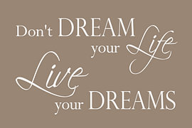 Live Your Dreams – Inspirierendes Zitat in Taupe