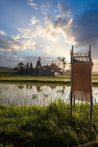 Zonsopgang boven een hindoetempel op Bali