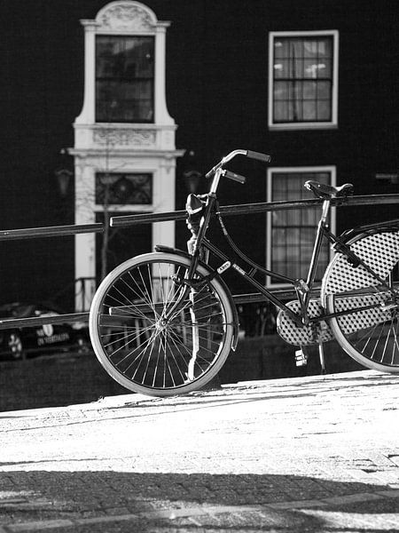 Fiets op brug Amsterdam ZW van Studio LINKSHANDIG Amsterdam