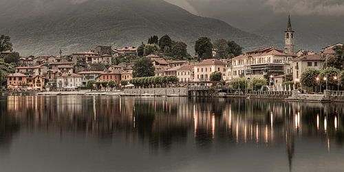 Panorama van een avond in Mergozzo, Italië