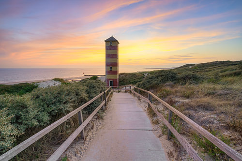 Vuurtoren in de duinen bij Dishoek in Zeeland van Michael Valjak