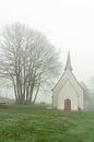 Woestijkapel in Gooik in de mist van Marcel Derweduwen thumbnail
