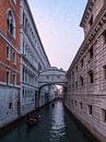 Gezicht op de Brug der Zuchten in Venetië van Rico Ködder thumbnail