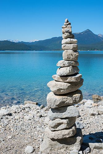 Steenhoop aan de oever van de Walchensee