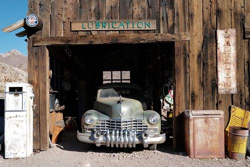 Station-service dans une ville fantôme / Station-service dans une ville fantôme