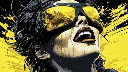 Grandes lunettes de soleil jaunes, regard joyeux vers le haut