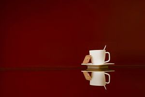 Warme Kaffeeszene mit Spekulatius auf Holztisch - Perfekte Dekoration für Ihr Interieur