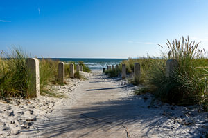 Strandweg zum Meer an der Ostsee auf Rügen
