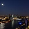De Rotterdam en Erasmusbrug in Maanlicht van Marcel van Duinen