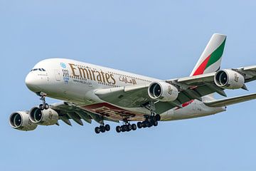 Emirates Airbus A380 gaat landen op Schiphol. van Jaap van den Berg