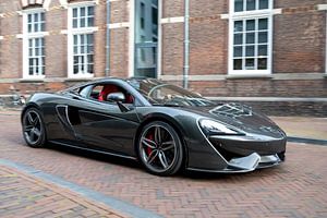 McLaren 570S Sportwagen fährt schnell