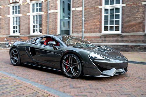 McLaren 570S sportwagen rijdt snel